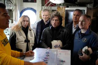 Milei visita portaaviones estadounidense Nimitz durante ejercicio conjunto en Argentina