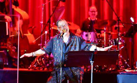 Con su proyecto Mondo Cane, el artista Mike Patton abre Festival Internacional Cervantino