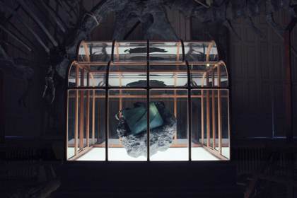 Crean un bolso de lujo con proteína reconstruida de T-Rex