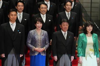 La primera ministra de Japón reestructura su gabinete pero mantiene a los ministros clave