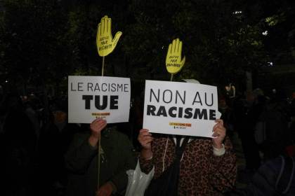 Miles de personas se concentran en Francia contra el "atentado racista" mortal de Trappes