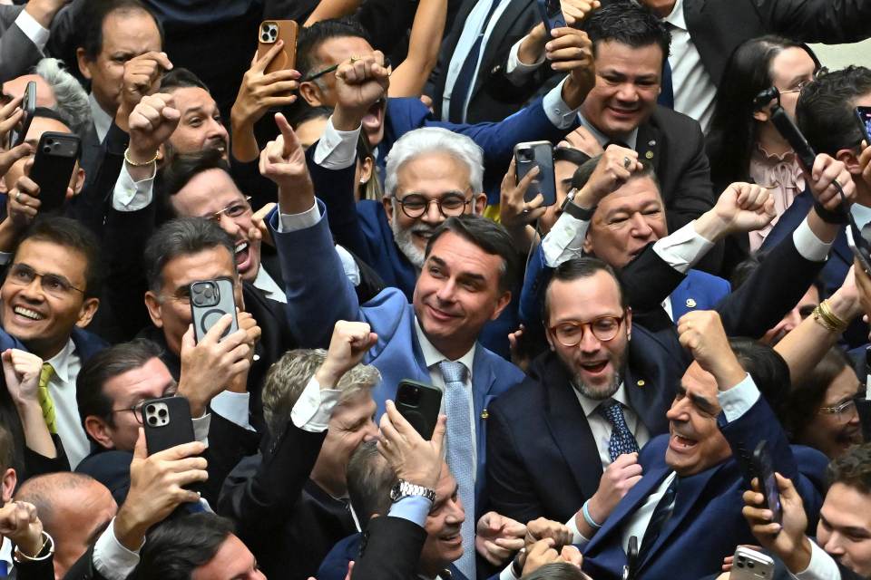 Flávio Bolsonaro viaja a Washington para tratar de reunirse con Trump