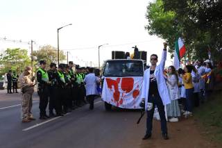 Médicos en Paraguay amenazan con renuncias colectivas en el quinto día de huelga