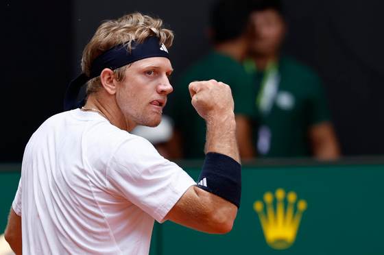 Davidovich vuelve a la tierra con un solvente triunfo ante Carreño