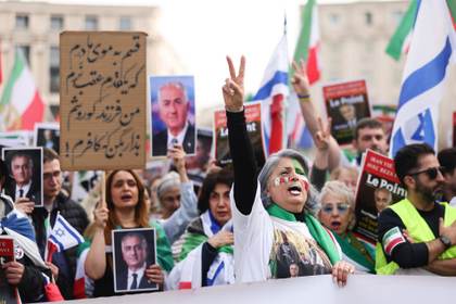 Dos manifestaciones de la oposición iraní en París pero de muy distinto signo