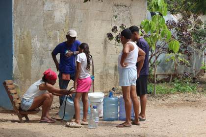 La desesperada búsqueda de agua en el noreste de Venezuela tras el daño de un embalse