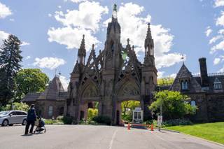 Tequila y ópera en español reviven a Frida Kahlo y Diego Rivera en cementerio de Brooklyn