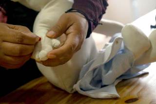 Roberto, el amigo de tela que acompaña a los niños bolivianos con cáncer en su tratamiento