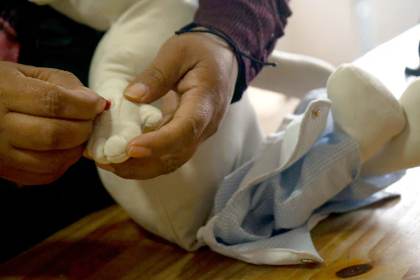Roberto, el amigo de tela que acompaña a los niños bolivianos con cáncer en su tratamiento