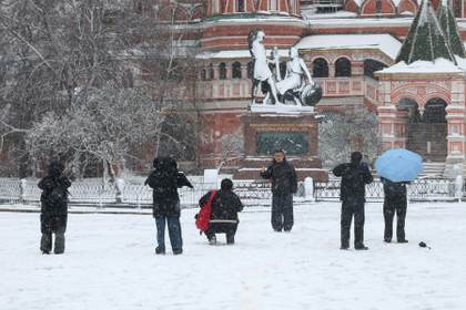 Temperaturas invernales, fuerte ventisca y una incesante nevada asolan Moscú en primavera