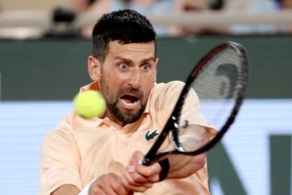 Djokovic, tropiezo y avance