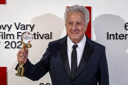 Dustin Hoffman y Maggie Gyllenhaal, galardonados en el festival de Karlovy Vary