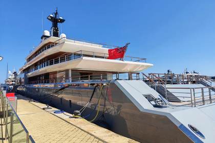 El megayate de Steven Spielberg atraca en el puerto español de Tarragona