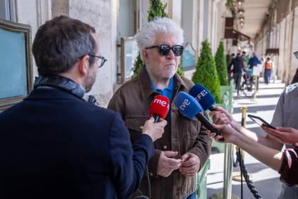 Almodóvar cree que Cannes será "el altavoz contra las guerras" que los Óscar no fueron