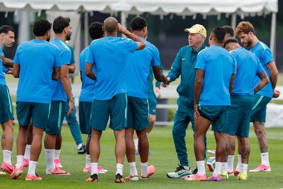 Ancelotti apuesta da entrada a Rayan por Raphina contra Escocia