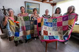 La red de tejedoras que convierte el dolor en esperanza en Ecuador y trasciende fronteras