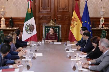 Sheinbaum dialoga con ministro Albares sobre "cooperación" entre México y España