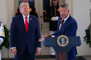 Trump dice que EE.UU. investiga si Irán tiene drones almacenados en Cuba