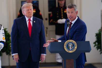 Trump dice que EE.UU. investiga si Irán tiene drones almacenados en Cuba