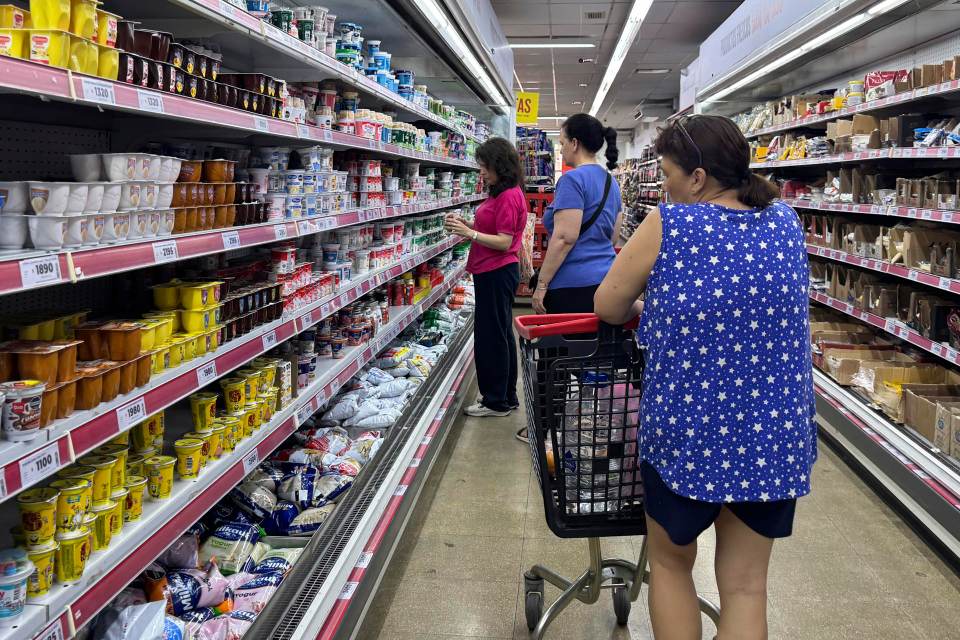 Los precios al consumidor en Argentina se aceleran al 33,2 % interanual en mayo