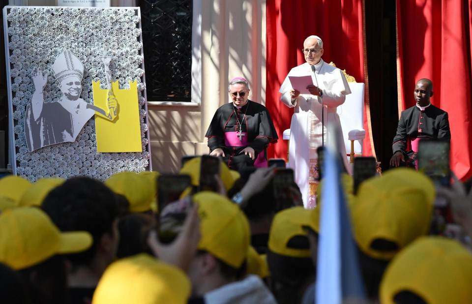 El papa pide a los jóvenes momentos de escucha y silencio ante "mensajes, reels y chats"