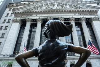 Wall Street cierra mixto pero mantiene récords pese a dudas sobre negociaciones EEUU-Irán