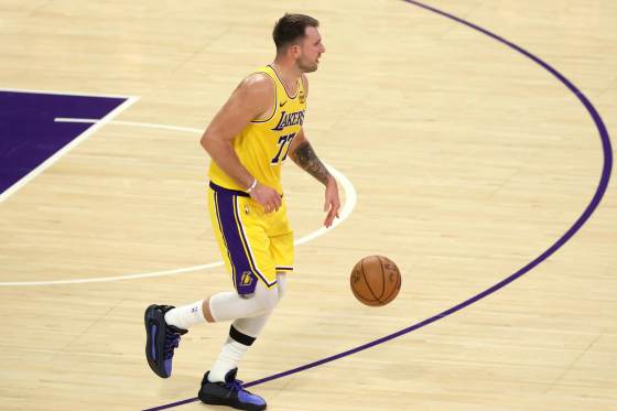 123-132. Doncic mete 52 puntos y supera a LeBron en partidos de más de 40 con los Lakers
