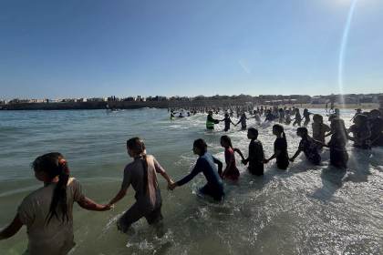 Cursos de natación en Gaza: 1.500 niños se lanzan al mar junto a tiendas de desplazados
