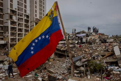 Familias luchan por mantener viva la esperanza tras nueve días de los sismos en Venezuela