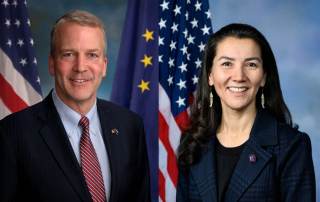 La demócrata Peltola y el republicano Sullivan avanzan en primarias al Senado en Alaska