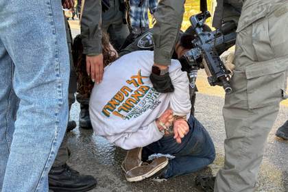 Policía israelí dispersa por la fuerza una protesta en Jerusalén contra la pena de muerte