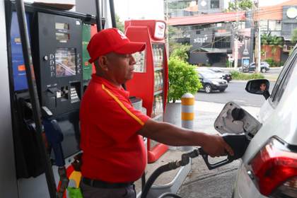 Centroamérica siente la crisis en Oriente Medio con el alza del precio de las gasolinas