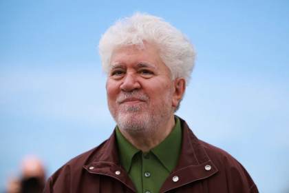 Almodóvar dice que quiere llevar al cine 'Peces', una intensa novela lésbica de Baltasar
