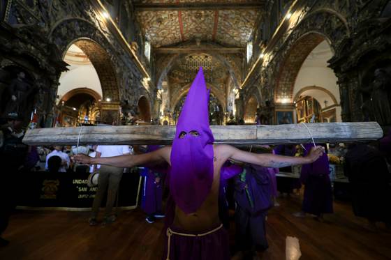 Miles de personas renuevan su fe en la procesión de Jesús del Gran Poder en Ecuador