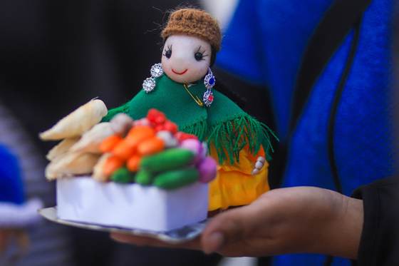 La Paz pide prosperidad tras el conflicto con una pequeña feria de los deseos en miniatura