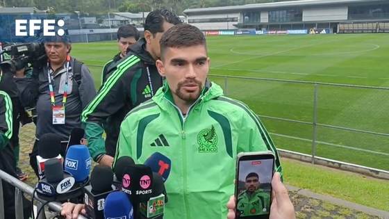 Johan Vásquez destaca la ayuda de Rafa Márquez en selección para mejor el trato de balón