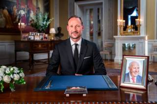 Haakon se dirige por primera vez como monarca a un pueblo que llora a Harald V