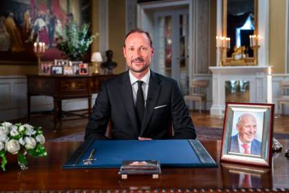 Haakon se dirige por primera vez como monarca a un pueblo que llora a Harald V
