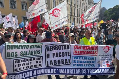 Miles de personas exigen en Lisboa retirar la propuesta de reforma laboral del Gobierno