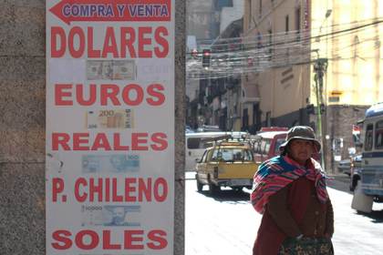 Bolivia pone en marcha un régimen de tipo de cambio flexible para recuperar su economía