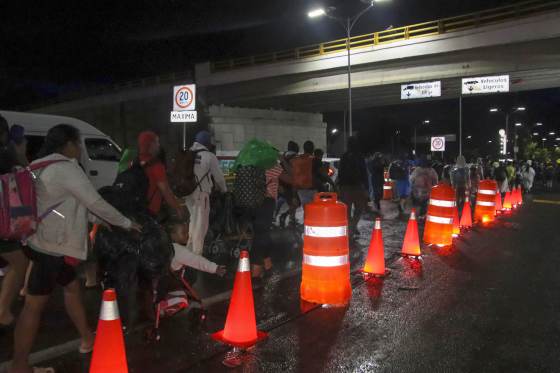Caravana con más de 600 migrantes retoma camino desde el sur de México a EEUU entre lluvia