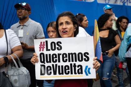 Chavismo marcha en Caracas por la "paz", mismo día que sindicalistas protestan por salario