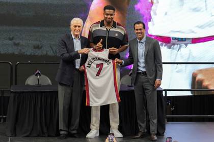 Los Miami Heat presentan a Antetokounmpo y confían en reunirlo con LeBron James
