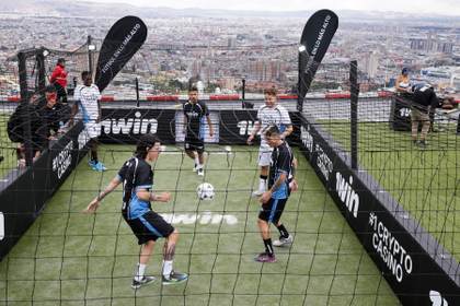 Bogotá acoge un partido de fútbol a 196 metros de altura en la Torre Colpatria
