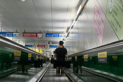 Avanzar o esperar: la etiqueta en las escaleras mecánicas divide a Corea del Sur