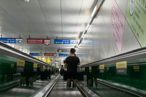 Avanzar o esperar: la etiqueta en las escaleras mecánicas divide a Corea del Sur