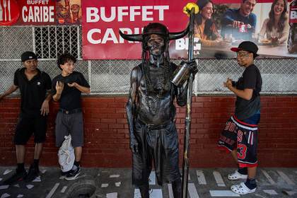 Los "diablitos negros" se rinden y bailan sumisos ante Santo Domingo de Guzmán en Managua