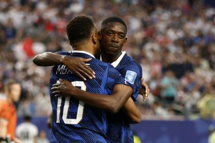 Francia, con Mbappé y Dembelé, única selección con dos jugadores en el equipo ideal de EFE