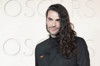 Laxe llega a los Óscar con un pin pro Palestina: "hay que sostener el dolor del mundo"