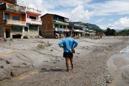 Al menos 180 muertos y casi 1.400 desaparecidos reportados por Nepal y China